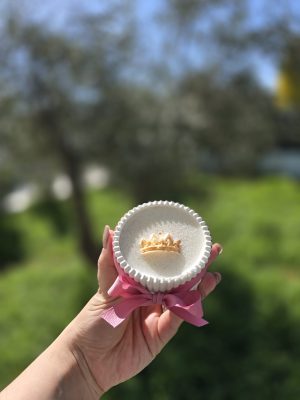 Γεμιστό πορσελάνινο βάζο με κορώνα- Μπομπονιέρα